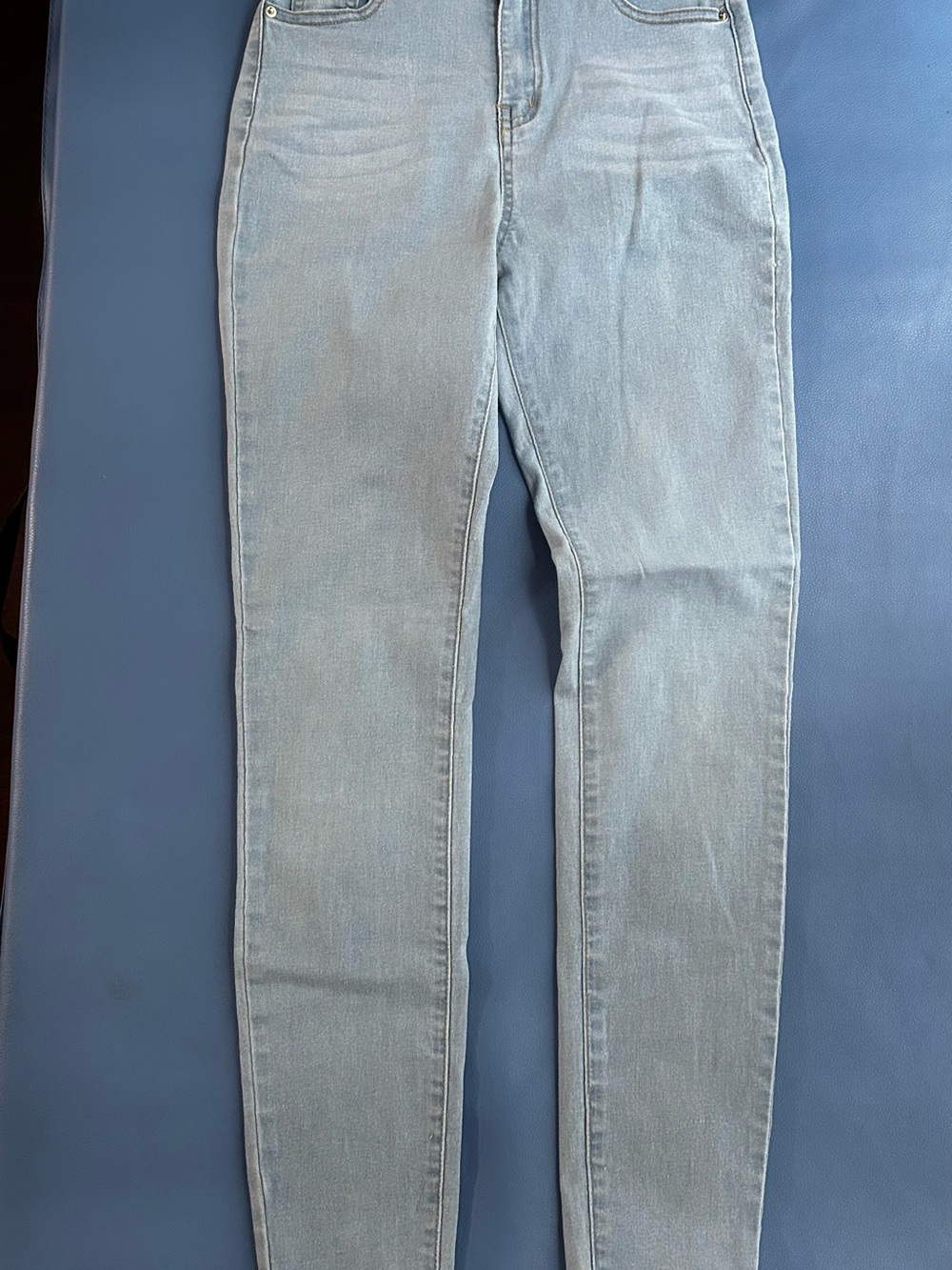 Light Wash Girlโs Jeans - Sleek High-Rise Fit